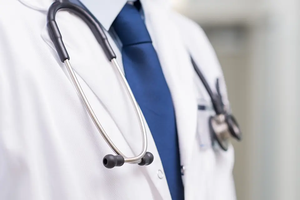 medizin studieren ohne nc in deutschland; Arzt mit Kittel Nahaufnahme Humanmedizin studierne , humanmedizin studium, medizin studium, medizin studieren,