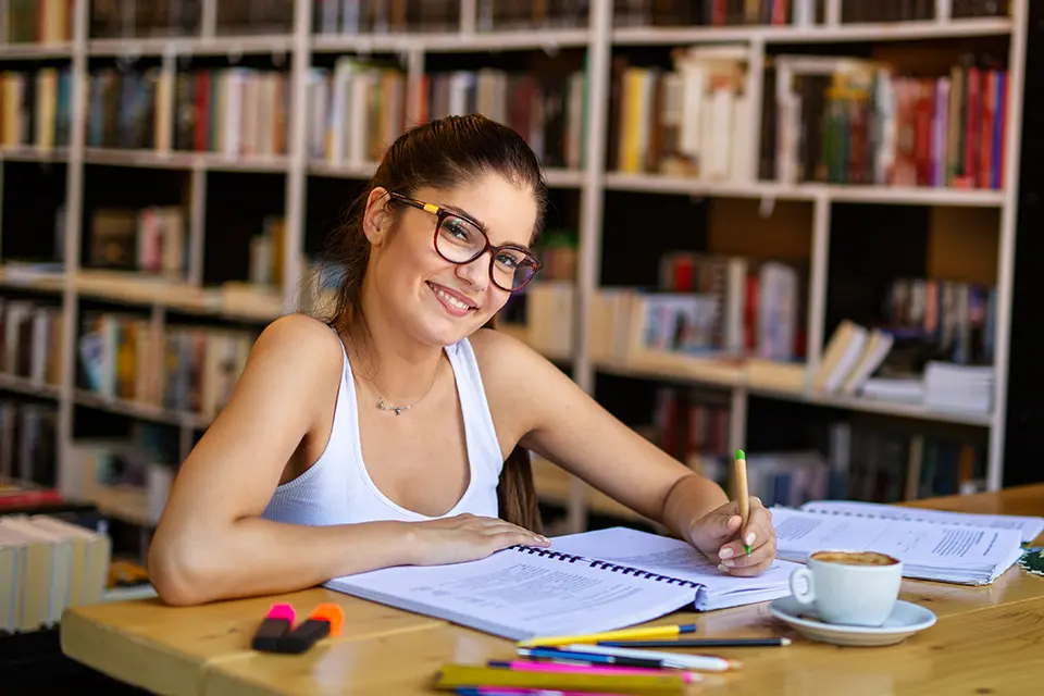 Studentin lernt für ein Zahnmedizin Studium ohne NC. Medizin studieren
